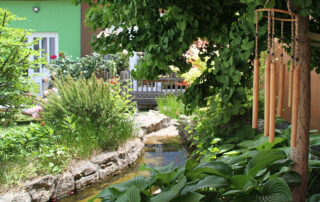 Garten mit Bach im Gästehaus Lokalaugenschein