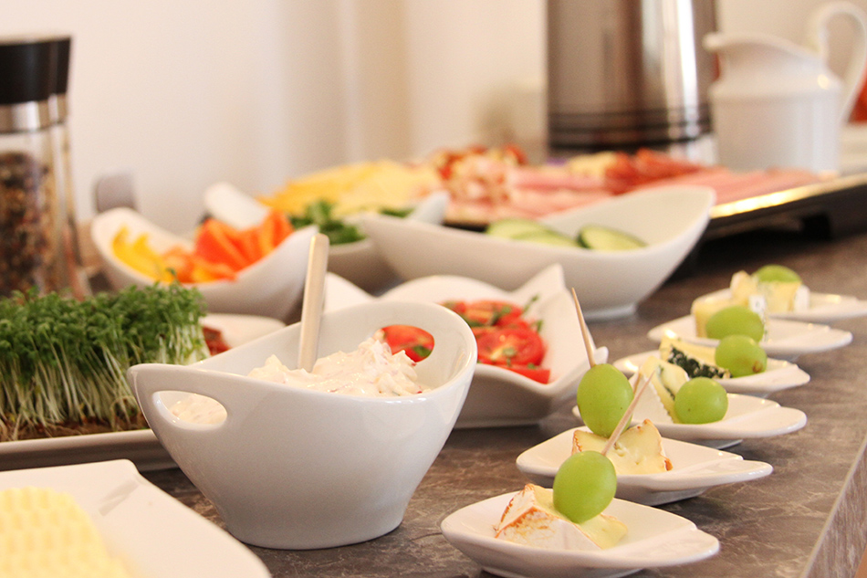 Gemüse und Käse am Frühstücksbuffet im Gästehaus Lokalaugenschein