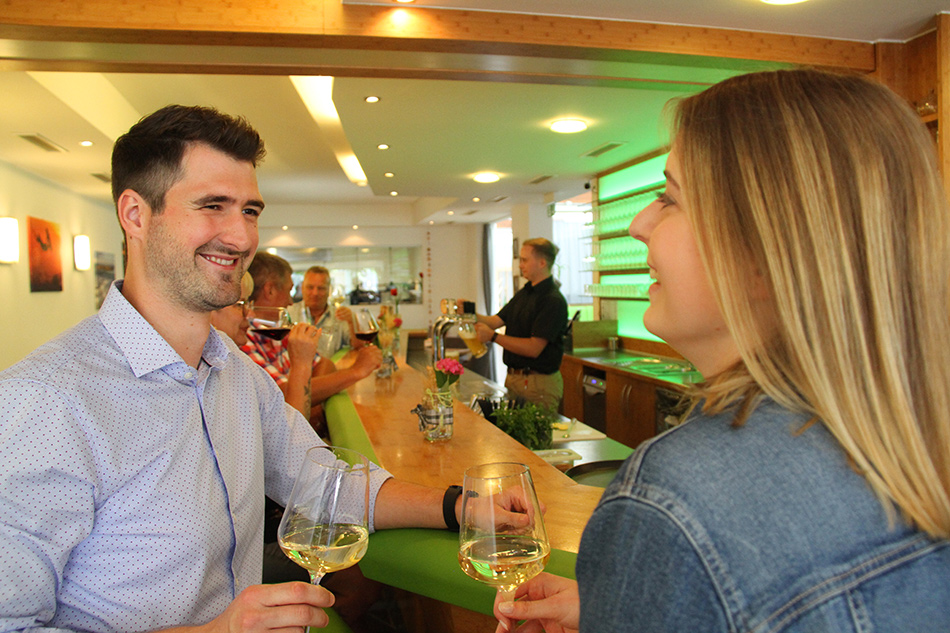 Junges Paar unterhält sich an der Bar des Lokalaugenschein